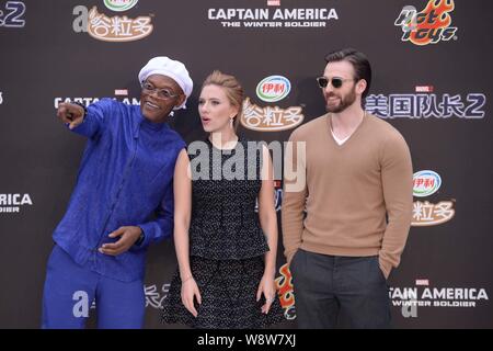 (Von links) amerikanischer Schauspieler Samuel L. Jackson, Schauspielerin Scarlett Johansson und Schauspieler Chris Evans interagieren, während einer Pressekonferenz für ihren neuen Film, Stockfoto