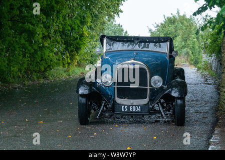 1929 Ford Roadster Fahrer bei schwerem Regen gefangen, Frome, Somerset UK Stockfoto