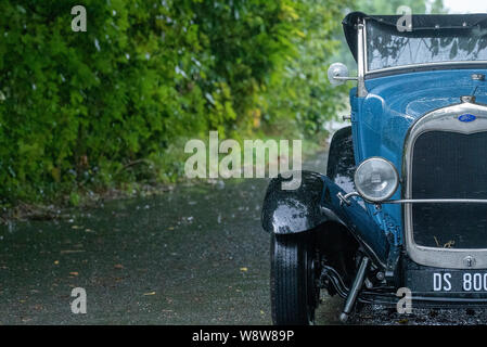 1929 Ford Roadster Fahrer bei schwerem Regen gefangen, Frome, Somerset UK Stockfoto