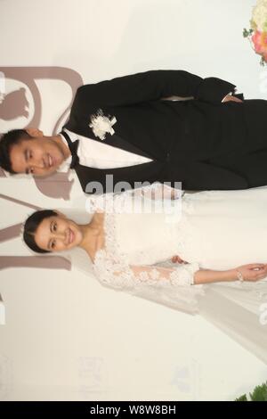 Chinesische Schauspielerin Gao Yuanyuan, Links, und ihre taiwanesischen Schauspieler Mann Mark Chao Pose während ihrer Hochzeit Bankett in Taipei, Taiwan, 28. November 2014. Stockfoto
