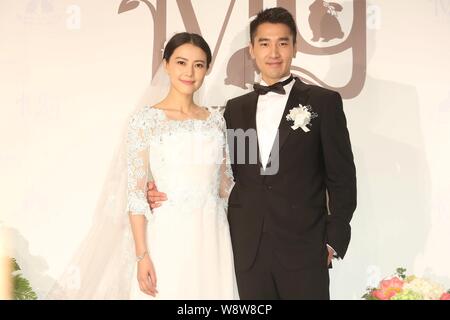 Chinesische Schauspielerin Gao Yuanyuan, Links, und ihre taiwanesischen Schauspieler Mann Mark Chao Pose während ihrer Hochzeit Bankett in Taipei, Taiwan, 28. November 2014. Stockfoto
