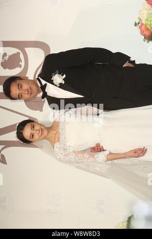 Chinesische Schauspielerin Gao Yuanyuan, Links, und ihre taiwanesischen Schauspieler Mann Mark Chao Pose während ihrer Hochzeit Bankett in Taipei, Taiwan, 28. November 2014. Stockfoto