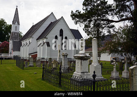 Der Friedhof hinter einer kleinen Stadt Kirche in ländlichen North Carolina. Stockfoto