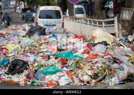 Ein minivan wird durch Berge von Müll auf der Straße in der bezirksfreien Stadt umgeben, Shenzhen, die südchinesische Provinz Guangdong, 20. November 2014. China Stockfoto