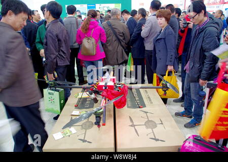 ---- Besucher Blick auf ein Unmanned Aerial Vehicle (UAV), oder Drohne, für landwirtschaftliche Zwecke auf einer Messe in Wuhan City, der Provinz Hubei in Zentralchina Stockfoto