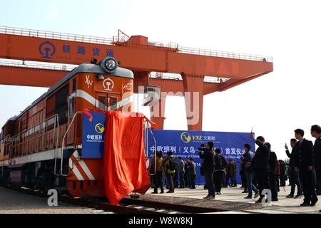 Leute schauen auf die ersten YXE international container Zug zwischen Istanbul und Madrid während der Eröffnungszeremonie am Container Terminal Stockfoto