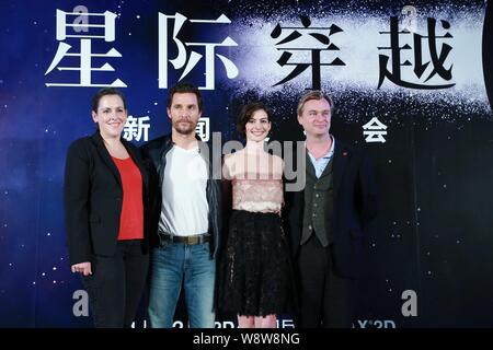 (Von links) Der britische Filmproduzent Emma Thommas, amerikanische Schauspieler Matthew McConaughey, Schauspielerin Anne Hathaway und britischen Regisseur Christopher Nolan Stockfoto