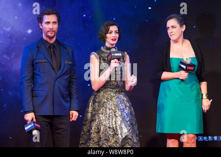 (Von links) amerikanische Schauspieler Matthew McConaughey, US-amerikanische Schauspielerin Anne Hathaway und britische Filmproduzent Emma Thommas kommen bei der Premiere von Ihre Stockfoto