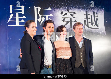 (Von links) Der britische Filmproduzent Emma Thommas, amerikanische Schauspieler Matthew McConaughey, Schauspielerin Anne Hathaway und britischen Regisseur Christopher Nolan Stockfoto