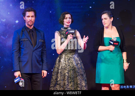(Von links) amerikanische Schauspieler Matthew McConaughey, US-amerikanische Schauspielerin Anne Hathaway und britische Filmproduzent Emma Thommas kommen bei der Premiere von Ihre Stockfoto