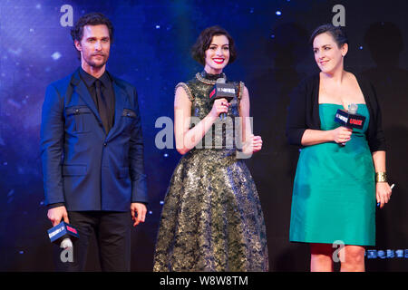 (Von links) amerikanische Schauspieler Matthew McConaughey, US-amerikanische Schauspielerin Anne Hathaway und britische Filmproduzent Emma Thommas kommen bei der Premiere von Ihre Stockfoto
