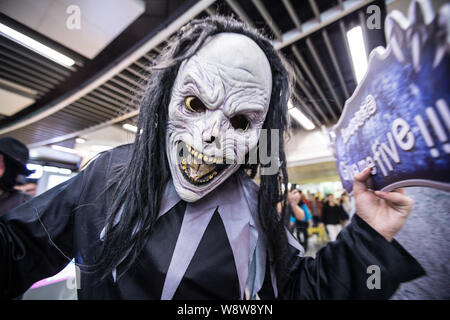 Ein junger Mann in Halloween kostüm Teil in einem Flash Mob Halloween an der U-Bahnstation in Nanjing city zu feiern, der East China Jiangsu pro Stockfoto