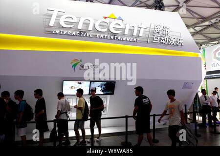 ---- Besucher Warteschlange vor dem Stand von Tencent interaktive Unterhaltung während einer Ausstellung in Shanghai, China, 3. August 2014. Chines Stockfoto