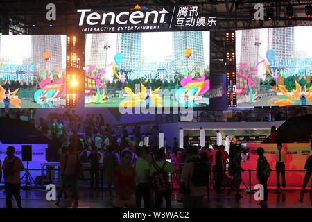 ---- Leute besuchen Sie den Stand von Tencent interaktive Unterhaltung während des 12. China Digital Entertainment Expo, auch als ChinaJoy 2014 bekannt, in Stockfoto