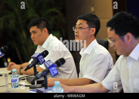 Huang Daosheng, Mitte, General Manager von wulong Karst Tourismus (Group) Co., Ltd., spricht auf einer Pressekonferenz ein Prozeß über Hollywood m zu verkünden Stockfoto