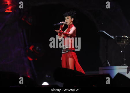 Singaporean Sängerin Stefanie Sun führt während ihrer World Tour Konzert in Peking, China 2014, 12. Juli 2014. Stockfoto