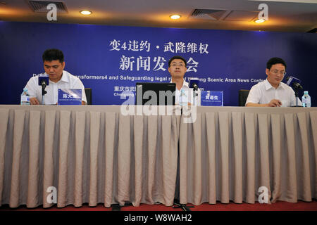 Huang Daosheng, Mitte, General Manager von wulong Karst Tourismus (Group) Co., Ltd., spricht auf einer Pressekonferenz ein Prozeß über Hollywood m zu verkünden Stockfoto