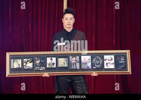 Taiwanesische Sängerin Wilber Pan besucht eine Pressekonferenz für sein neues Album, Krone & Clown, in Peking, China, 8. Juli 2014. Stockfoto