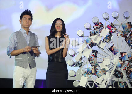 Taiwanesische Sänger und Schauspieler Jimmy Lin, Links, macht Flächen als chinesische Schauspielerin Tian Yuan lächelt während einer Premiere für seine Micro Film, entdecken Sie die Liebe von t Stockfoto