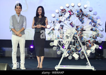 Taiwanesische Sänger und Schauspieler Jimmy Lin, Links, und chinesischen Schauspielerin Tian Yuan Pose während einer Premiere für seine Micro Film, entdecken Sie die Liebe aus dem Herzen, in Stockfoto