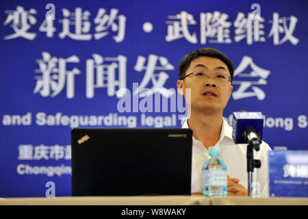 Huang Daosheng, General Manager von wulong Karst Tourismus (Group) Co., Ltd., spricht auf einer Pressekonferenz ein Prozeß über Hollywood Film, Tr zu verkünden Stockfoto