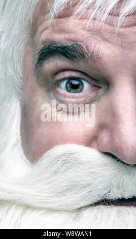 Nahaufnahme des Gesichts eines überrascht Santa Claus. Weißhaariger alter Mann mit weißem Bart und Schnurrbart suchen in der Kamera. Stockfoto