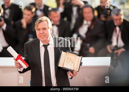 Englisch Schauspieler Timothy Spall stellt mit seinem Palme dOr Auszeichnung nach dem Gewinn der Auszeichnung als bester Darsteller für seine Rolle in dem Film, Herr Turner, photocall o Stockfoto