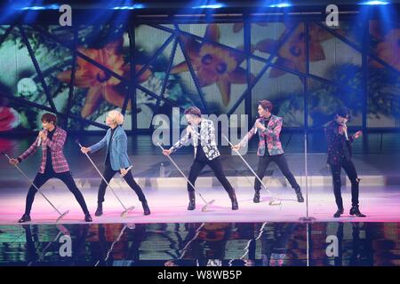 Mitglieder der Koreanischen pop Gruppe SHINee bei ihrem Konzert in Taipei, Taiwan, 11. Mai 2014. Stockfoto