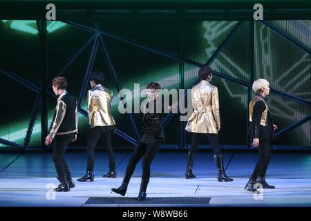 Mitglieder der Koreanischen pop Gruppe SHINee bei ihrem Konzert in Taipei, Taiwan, 11. Mai 2014. Stockfoto