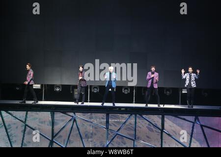 Mitglieder der Koreanischen pop Gruppe SHINee bei ihrem Konzert in Taipei, Taiwan, 11. Mai 2014. Stockfoto