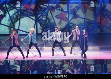 Mitglieder der Koreanischen pop Gruppe SHINee bei ihrem Konzert in Taipei, Taiwan, 11. Mai 2014. Stockfoto