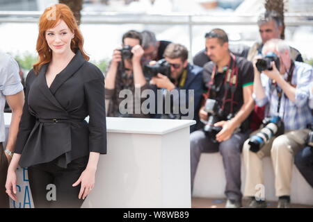 Die amerikanische Schauspielerin Christina Hendricks, front, stellt während einer Pressekonferenz für Ihren Film, Lost River, während des 67. Filmfestival in Cannes Cannes. Stockfoto