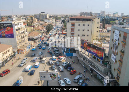 Antenne Angolas Hauptstadt Luanda belebten Straßen Stockfoto