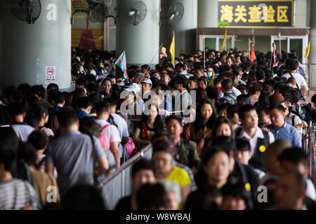 Die Reisenden in der Warteschlange bis an die Grenze nach Hongkong am Hafen Huanggang zu überqueren, während der Mai Tag Urlaub in Shenzhen City, South China Guangdong provinc Stockfoto