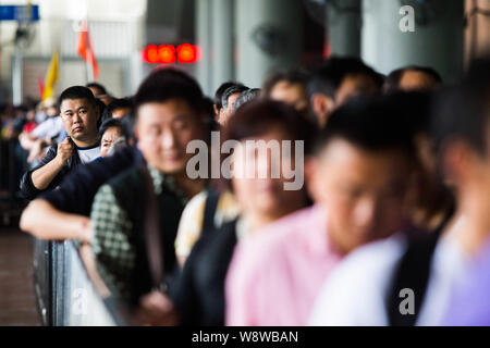 Die Reisenden in der Warteschlange bis an die Grenze nach Hongkong am Hafen Huanggang zu überqueren, während der Mai Tag Urlaub in Shenzhen City, South China Guangdong provinc Stockfoto