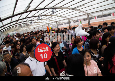 Die Reisenden in der Warteschlange bis an die Grenze nach Hongkong am Hafen Huanggang zu überqueren, während der Mai Tag Urlaub in Shenzhen City, South China Guangdong provinc Stockfoto