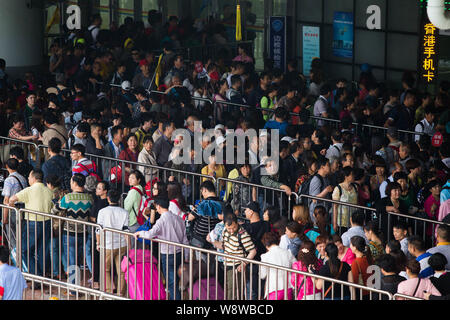 Die Reisenden in der Warteschlange bis an die Grenze nach Hongkong am Hafen Huanggang zu überqueren, während der Mai Tag Urlaub in Shenzhen City, South China Guangdong provinc Stockfoto