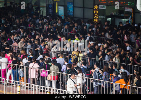 Die Reisenden in der Warteschlange bis an die Grenze nach Hongkong am Hafen Huanggang zu überqueren, während der Mai Tag Urlaub in Shenzhen City, South China Guangdong provinc Stockfoto