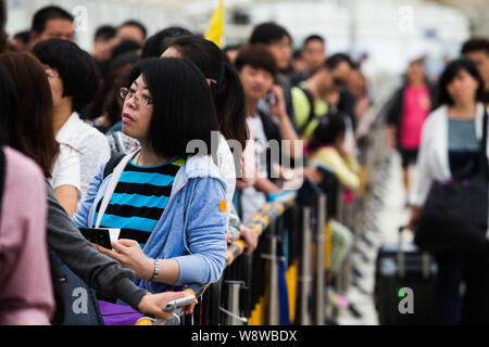 Die Reisenden in der Warteschlange bis an die Grenze nach Hongkong am Hafen Huanggang zu überqueren, während der Mai Tag Urlaub in Shenzhen City, South China Guangdong provinc Stockfoto