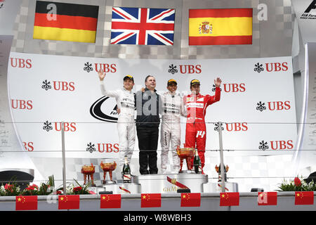 (Von links) Deutschen F1-Fahrer Nico Rosberg, Sporting Director Ron Wiesen und britischen F1-Pilot Lewis Hamilton von MERCEDES AMG PETRONAS-F1-Teams, und Sp Stockfoto