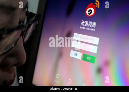 ---- Einen chinesischen Netizen durchsucht die Landung Schnittstelle von Weibo, der Twitter-ähnlichen Microblogging-dienst online von Sina, in Shanghai, China, 19. April Stockfoto