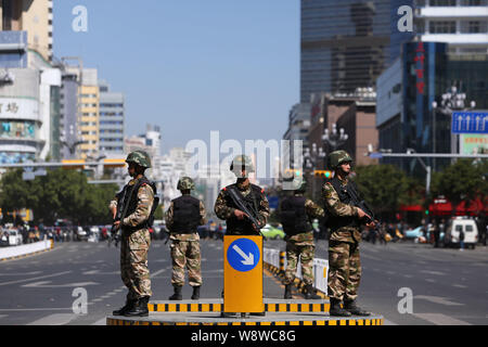 Bewaffnete Chinesischen paramilitärischen Polizisten stand Guard an der Kunming Bahnhof nach den gewalttätigen Terroranschlag in Kunming City, im Südwesten von China Y Stockfoto