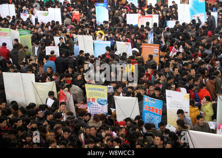 Chinesische Arbeitssuchende Menge ständen auf einer Jobmesse im Boxen County, Binzhou City, East China Provinz Shandong, 8. Februar 2014. Da die chinesischen Mondkalender Stockfoto