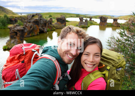 Selfie - Paar auf See Myvatn Island. Freunde selfies unter Foto Spaß zusammen reisen, isländischen Reiseziel Sehenswürdigkeiten. See Myvatn lava Spalten, Island. Stockfoto