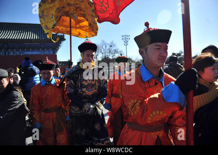 Animateure verkleidet in den Kostümen der Qing Dynastie (1644 - 1911) nehmen Sie Teil in einem alten Royal himmel Gottesdienst Feier zum chinesischen Neujahrsfest Stockfoto