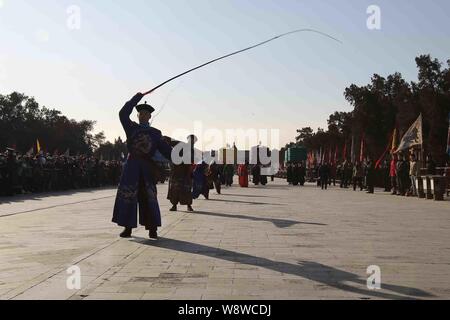 Animateure verkleidet in den Kostümen der Qing Dynastie (1644 - 1911) während einer Probe der alten königlichen Himmel Anbetung Zeremonie für upco Stockfoto