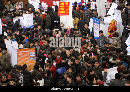 Chinesische Arbeitssuchende Menge ständen auf einer Jobmesse im Boxen County, Binzhou City, East China Provinz Shandong, 8. Februar 2014. Da die chinesischen Mondkalender Stockfoto