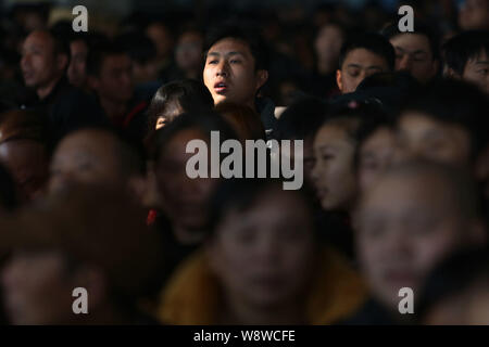 Eine Masse der Fahrgäste warten Sie an der Kunming Bahnhof als Sie wieder nach Hause gehen, sind für das chinesische Neujahrsfest oder Spring Festival in Kunming cit Stockfoto