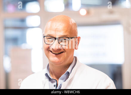 Wiesbaden, Deutschland. 27 Juni, 2019. Markus Knuf, Chefarzt der Kinderklinik, ist in der Klinik. Der Verein "die Clown Doktoren e.V. ist ein Verband für professionelle Clowns in Krankenhäusern und Pflegeheimen arbeiten bundesweit. Die Akteure versuchen, die betroffenen Menschen Hoffnung zu geben und den Mut, wieder zu Leben durch Humor. Die Clown Doktoren sind auch aktiv in der Kinderklinik der Dr.-Horst-Schmidt-Kliniken. Credit: Andreas Arnold/dpa/Alamy leben Nachrichten Stockfoto