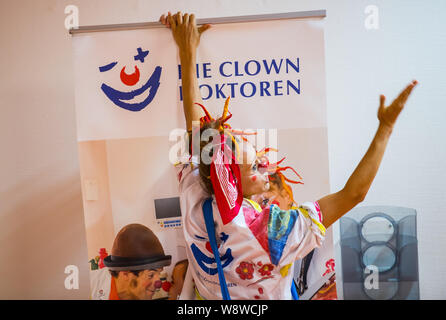 Wiesbaden, Deutschland. 27 Juni, 2019. Dr. Krümel, Clown Doktor, ein Banner. Der Verein "die Clown Doktoren e.V. ist ein Verband für professionelle Clowns in Krankenhäusern und Pflegeheimen arbeiten bundesweit. Die Akteure versuchen, die betroffenen Menschen Hoffnung zu geben und den Mut, wieder zu Leben durch Humor. Die Clown Doktoren sind auch aktiv in der Kinderklinik der Dr.-Horst-Schmidt-Kliniken. Credit: Andreas Arnold/dpa/Alamy leben Nachrichten Stockfoto